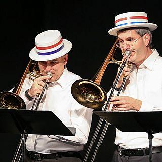 President 麦克维恩 plays trombone with another faculty member